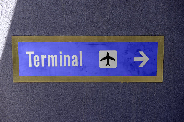 墙上的标志指示人们到图森国际机场的终点站，AZ图片下载