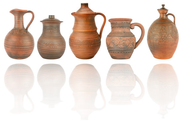 将反射光线的陶瓷壶放置在白色上图片下载