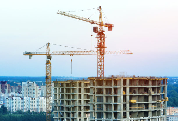 建筑施工现场有塔吊。建筑模板。图片下载