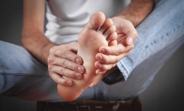 人受足痛之苦。图片下载