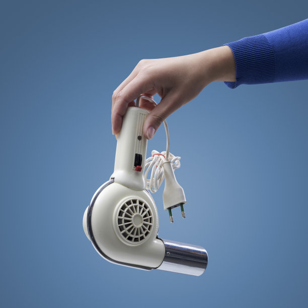 手里拿着一个旧电器图片下载