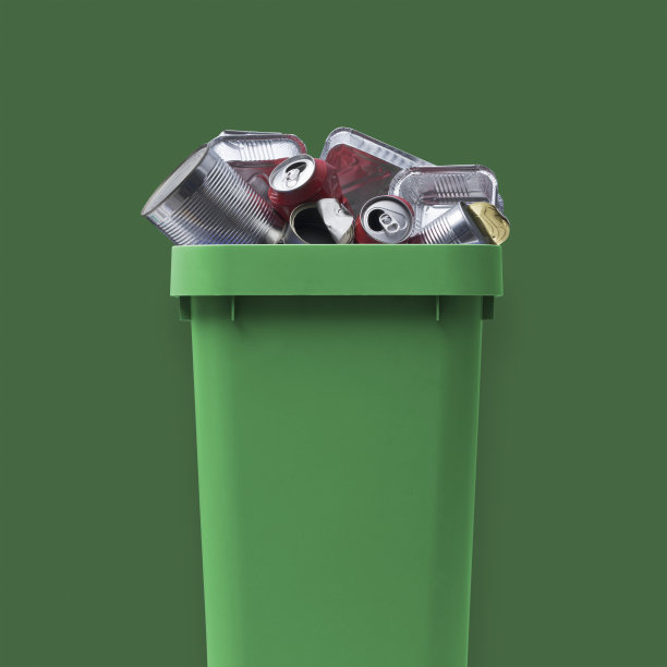 装满金属废料的垃圾桶图片下载