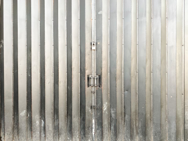 竖线的黑色口琴店门。通常用作车库门的折叠钢门。关闭图片下载