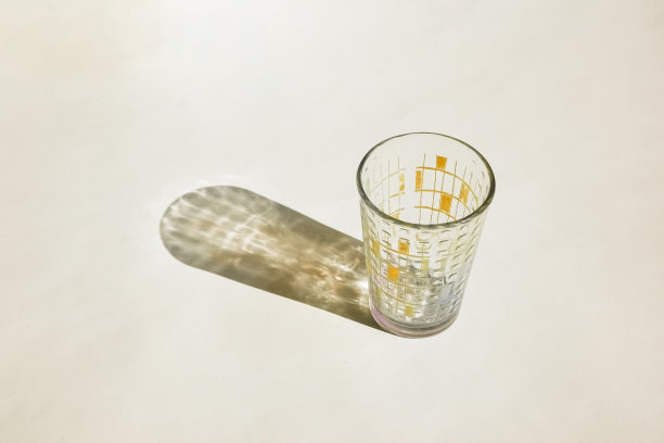 静物摄影的饮水杯户外在白色的背景图片下载