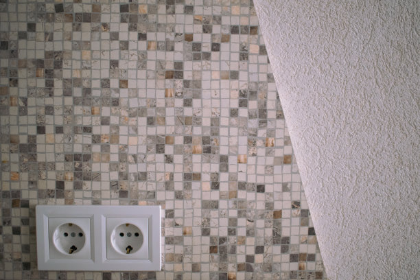 马赛克墙上的插座。铭文的空间图片下载