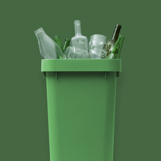 装满玻璃废料的垃圾桶图片下载