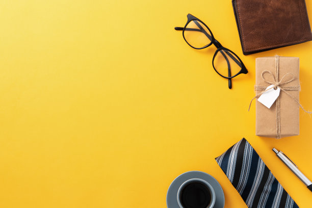 父亲节礼物的想法设计概念与礼品盒上的黄色背景。图片下载