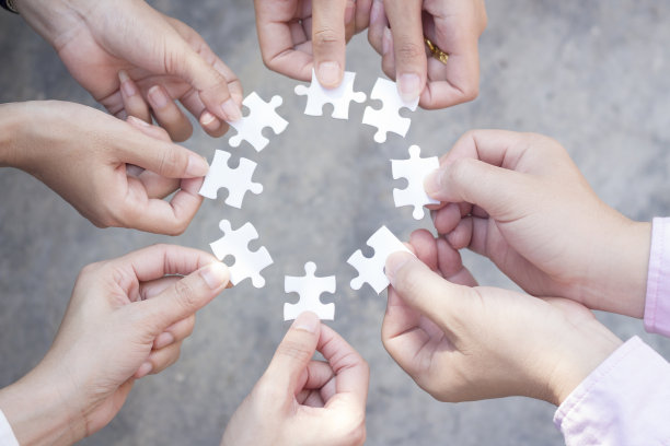 商务人士拼装拼图的团队合作图片下载