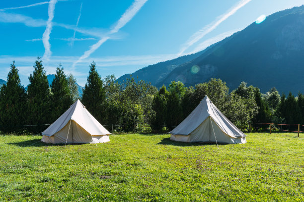 两个帐篷在迷人的露营图片下载