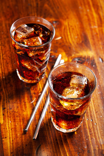 一杯冷饮可乐与冰在木制背景图片下载