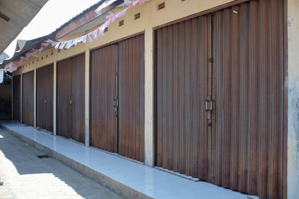 一排有折叠门模型的店屋图片下载