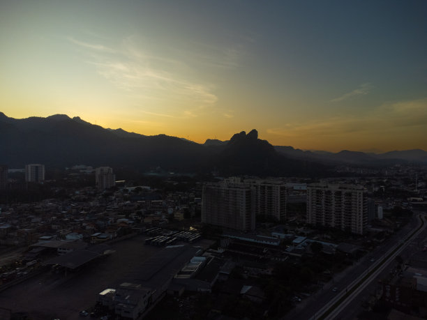 Jacarépagua鸟瞰图，摄于巴西里约热内卢。背景中的住宅建筑和山脉。阳光明媚的一天。日落。无人驾驶飞机的照片图片下载