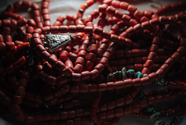 民族项链的红色颜色的特写图片下载