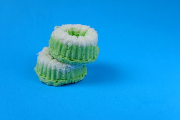 Putri Ayu蛋糕孤立在蓝色的背景，这是一种传统的印尼蛋糕，味道甜而软图片下载