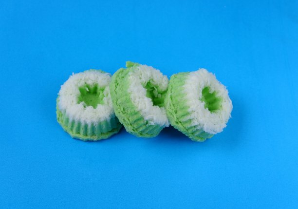 Putri Ayu蛋糕孤立在蓝色的背景，这是一种传统的印尼蛋糕，味道甜而软图片下载