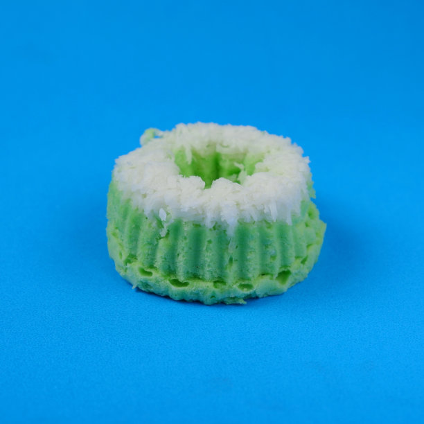 Putri Ayu蛋糕孤立在蓝色的背景，这是一种传统的印尼蛋糕，味道甜而软图片下载