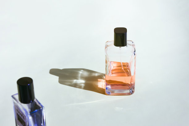 玻璃瓶香水产品，美容产品，化妆品的白色背景。香水概念的美容产品图片下载