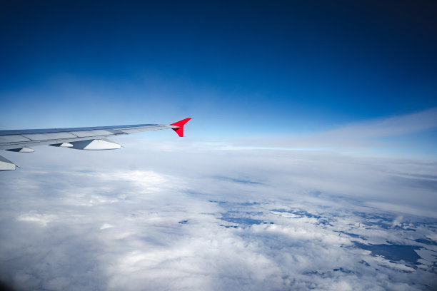 飞机在美丽的云和蓝天上飞翔图片下载