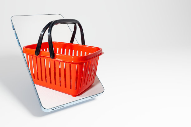 手机屏幕上的红色超市购物篮。杂货送货上门和网上订购的概念。空的广告空间。图片下载