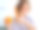 年轻女子微笑着向家里厨房里的超级新鲜胡萝卜竖起大拇指图片下载