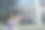 年轻女孩摄影师拍摄城市建筑。纹身女孩拿着相机在市中心拍照图片下载