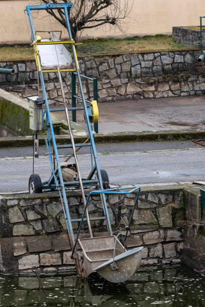 养鱼场的机械设备图片下载