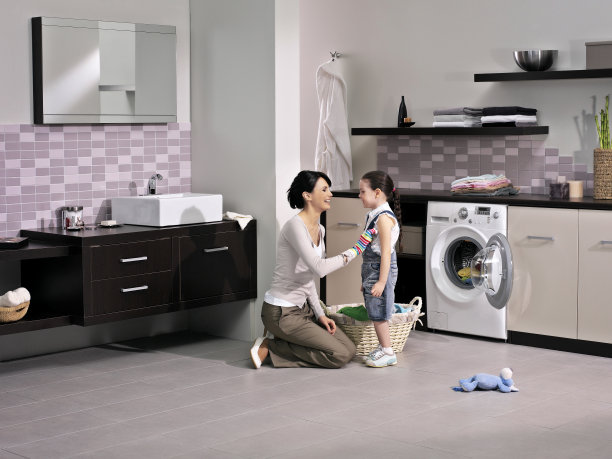 妈妈和女儿在浴室里图片下载