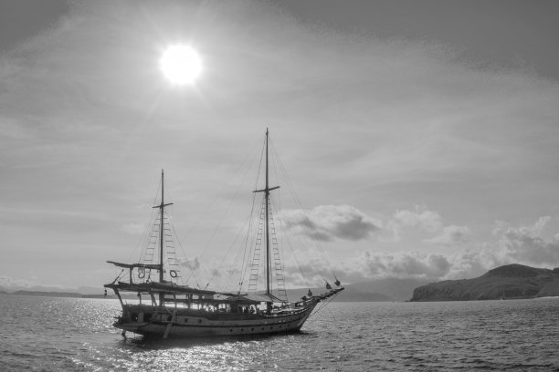 在纳闽巴乔水域航行的菲尼西船。图片下载