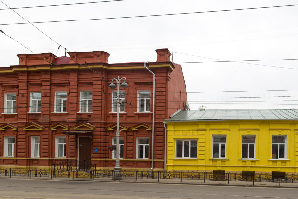 18世纪的老建筑在市中心是红色和黄色的图片下载