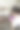 身穿围裙的女子手里拿着智能手机，给写有“生日快乐”字样的蛋糕拍照。桌子上有一些巧克力小雕像。特写镜头。有选择性的重点。关于糖果商、食物、爱好的照片。图片下载