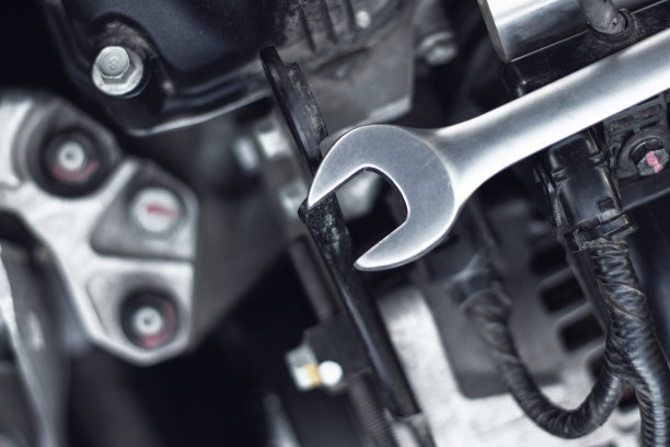 扳手放在发动机舱里的汽车发动机上。图片下载