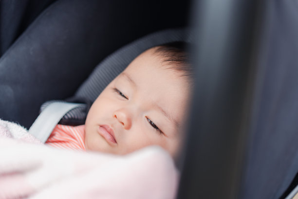 婴儿睡在婴儿车里图片下载