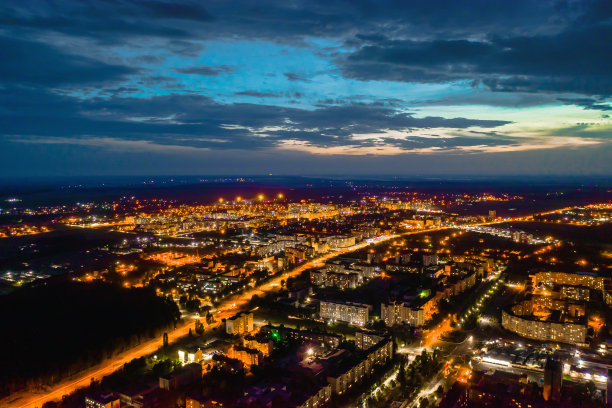 夜景城市鸟瞰图。路灯。无人机摄影。地球上空飞行。大气的景观图片下载