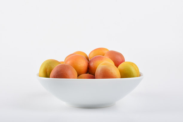 白底的杏子放在碗里图片下载