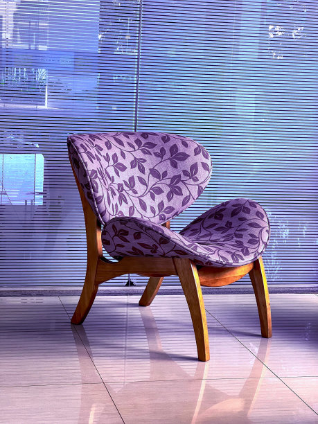 美丽的紫色的椅子上。图片下载