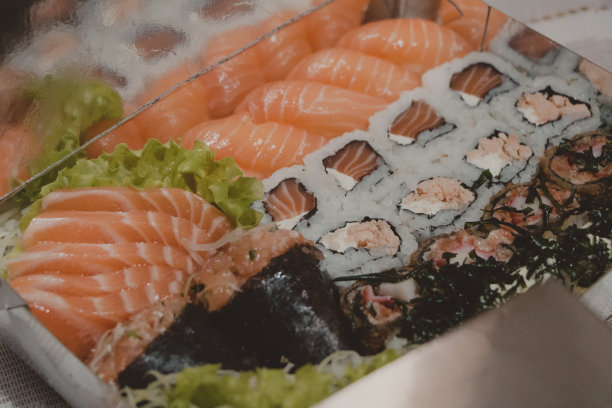 寿司和生鱼片的组合准备吃图片下载