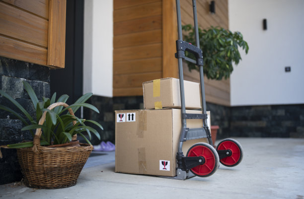 近推推车送货包裹旁边的门。图片下载