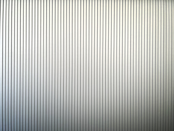 有光泽的有金属涂层的木材，有凹槽作为背景或纹理图片下载