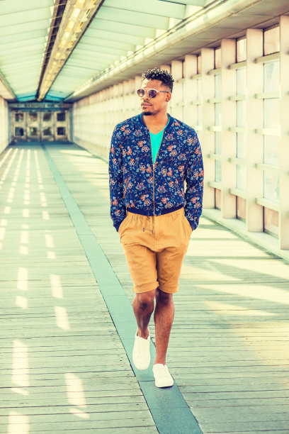 一个年轻人走在纽约的人行道上图片下载