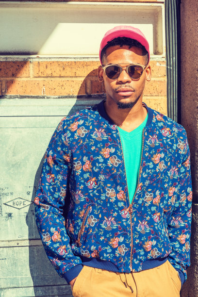 年轻人站在纽约街头的墙边图片下载