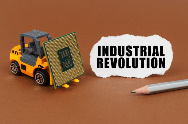 桌子上，装载机运输处理器，旁边是写有“工业革命”的纸图片下载