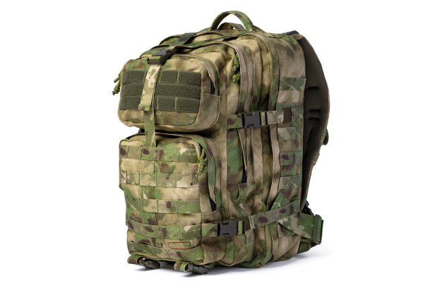 白色背景上孤立的军用背包。图片下载