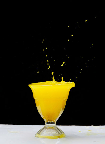 新鲜的橙色饮料，夏天孤立在黑色背景图片下载