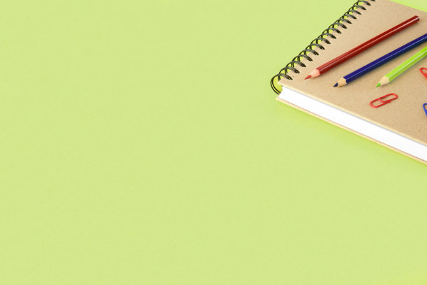 浅绿色背景的彩色学校用品。许多办公文具平铺。回到学校概念。大学工具、道具、配件。青柠新潮流色。俯视图，复制空间图片下载
