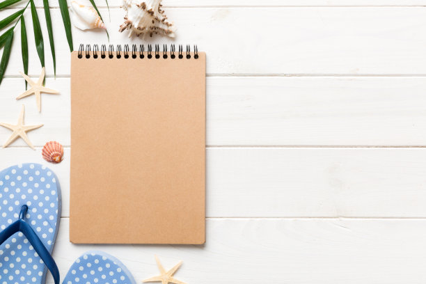 空白书写书与夏季海滩配件的背景，拷贝空间。平面铺设与拷贝空间图片下载