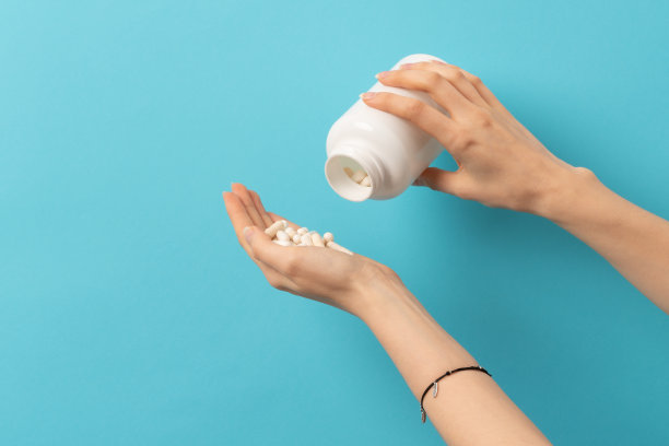 女性会洒白色药片或维生素图片下载