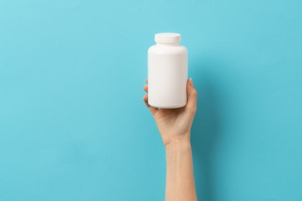 女性手里拿着药瓶图片下载