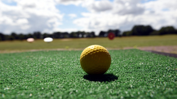 从球座上打出的一段距离的球图片下载