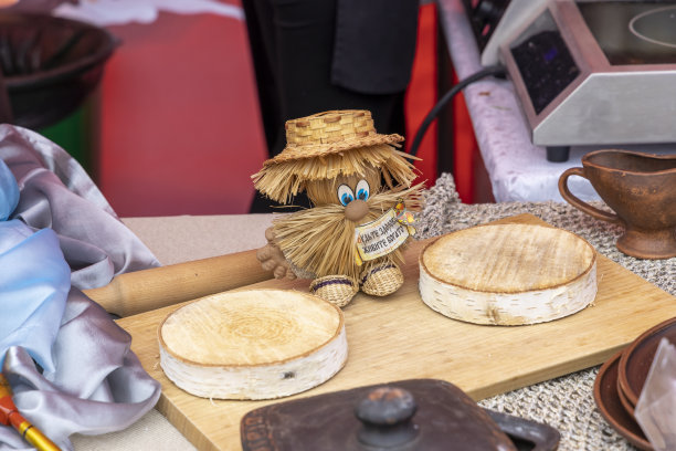 一个稻草管家雕像作为护身符放在烹饪桌上图片下载