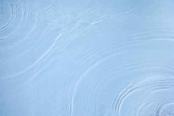 透明的蓝色清澈平静的波浪水面纹理图片下载